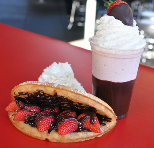 BruxieSantaMonica-TheLoveBruxieand-ChocolateDippedStrawberryShake